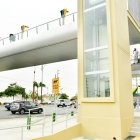 El paso peatonal está ubicado en el kilómetro 1.5 de la avenida Samborondón y prevé dar seguridad a los peatones, como ellos por años lo han solicitado.