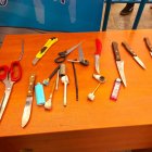 Policía y Municipio decomisan armas y drogas en estaciones de Quito.