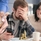 Recibir una notificación de deuda puede desencadenar ansiedad y desesperanza en quienes atraviesan momentos económicos difíciles.