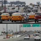 El Municipio de Guayaquil inauguró en mayo el paso a desnivel en avenida de las Américas e Isidro Ayora (abajo). Con el tiempo, la congestión se instala en estas estructuras, como la de avenida de Las Américas y Carlos Plaza Dañín (arriba).