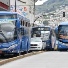 Infracción. En la avenida Gran Colombia los buses invaden el carril exclusivo de la Ecovía.