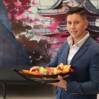 Rompe el molde con sushi en vivo, cócteles con sake y menú fusión.