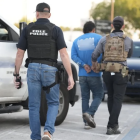 Profesora alerta a padres latinos sobre redada migratoria durante ceremonia de graduación escolar.