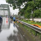 Trabajadores realizan laborales de limpieza tras derrame El Reventador