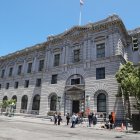 Medios de comunicación, manifestantes y policía esperan fuera del Tribunal de Apelaciones del 9º Circuito de EE. UU. en San Francisco, California, EE. UU.,