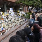 Personas rezan por la salud del senador Miguel Uribe este martes 17 de junio de 2025, frente a la Clínica Fundación Santa Fe de Bogotá (Colombia).