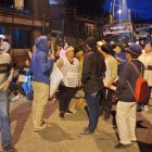 Decenas de personas salieron a la Y de Sayausí para protestar en contra de tres ordenanzas.