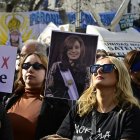 Manifestantes sostienen una imagen de la expresidenta argentina Cristina Fernández (2007-2015) durante una manifestación este miércoles, en la Plaza de Mayo en Buenos Aires (Argentina).