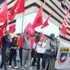 Miembros de la Unión Nacional de Educadores (UNE) hicieron un plantón en el bulevar 9 de Octubre, para insistir en su pedido de reforzar la seguridad en planteles.