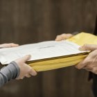 La Intendencia de Policía de Pichincha detuvieron a una ciudadana que intentaba vender permisos falsificados para la organización de eventos públicos