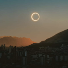 Los eclipses solares totales son eventos únicos que atraen a miles de personas alrededor del mundo, dispuestas a viajar para vivir este espectáculo natural en su máximo esplendor.
