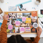 Un vision board (tablero de imágenes o palabras que representan sus metas personales o profesionales) mantiene su motivación encendida.