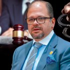 El ministro del Interior expuso a dos funcionarios en sus redes sociales.