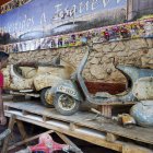 Fotografía de la colección de vespas de Álvaro Barcia, 35 motos que recorren la historia de esta marca en España