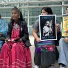 Fotografía donde aparecen miembros de los Apache Stronghold durante una protesta en Phoenix, Arizona.