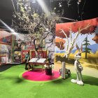 Escenografías detalladas, réplicas de sets y espacios interactivos forman parte de la exhibición que transforma Policentro en un universo Warner.