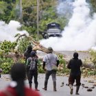 Manifestantes se enfrentan a agentes de la Unidad de Control de Multitudes (UCM) en  Bocas del Toro (Panamá).