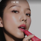 Los nuevos beauty charms de Dior combinan belleza y joyería en un accesorio cargado de estilo.