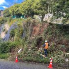 Personal de la Empresa de Movilidad y Obras Públicas trabajan en la zona.