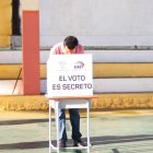 El CNE ya aplicó la prohibición del uso del celular al momento de votar en el balotaje del 13 de abril de 2025.