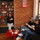 La cafetería Tres Gatos, un refugio cultural en Quito donde el café y la literatura se encuentran para compartir entre amigos.