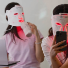 Clientes disfrutan su smoothie con colágeno mientras reciben una terapia de luz LED roja en Sesènroom, el bar de colágeno que es tendencia en Madrid.