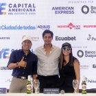 El ecuatoriano Nicolás Lapentti (c), uno de los retadores del duelo de exhibición, durante la presentación.