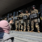 Soldados desplegados en Los Ángeles, en medio de tensiones entre el Gobierno federal y el estado de California.