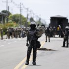 Integrantes de las Fuerzas Armadas vigilan una zona en la ciudad de Changuinola de la provincia de Bocas del Toro (Panamá).