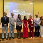 Autoridades del INEC y del Banco Central, al final del lanzamiento de la actualización del INPP, en el Hemiciclo de la Flacso.