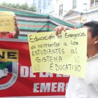 Miembros de la Unión Nacional de Educadores (UNE) hicieron un plantón en el bulevar 9 de Octubre