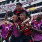 El ecuatoriano Gonzalo Plata (arriba) en plena celebración de uno de dos de los tres goles con los que su equipo venció a Chelsa.