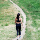 Incorporar movimiento en la rutina diaria, como caminar o subir escaleras, ayuda a reducir los riesgos del sedentarismo