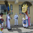 Atuendo. El traje más colorido puede llegar a pesar hasta 50 libras.