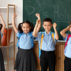 Referencial. Estudiantes del régimen Sierra y Amazonía celebran el inicio de sus vacaciones escolares 2025, tras finalizar el año lectivo.