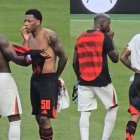Moisés Caicedo (i) y Gonzalo Plata, permanecieron en el campo de juego unos minutos más luego de finalizar el cotejo Chelsea vs Flamengo.