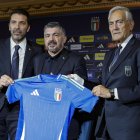 Gattuso (c), junto a a Gianluigi Buffon y Gabriele Gravina, de la Federación Italiana de Fútbol, durante su presentación.
