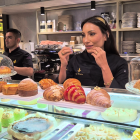 Nicole Pastry Arts:Nicole Suárez fusiona técnica europea con ingredientes locales en creaciones llenas de sabor.