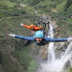Turistas disfrutan de un viaje de aventura en Ecuador.