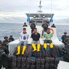 La primera embarcación fue localizada a 980 millas náuticas al suroeste de la Bocana El Cordoncillo con tres ecuatorianos.