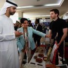 La canciller de Ecuador,  Gabriela Sommerfeld, muestra los productos ecuatorianos a Omar Sultan Al Olama, ministro de Estado para Inteligencia Artificia, de Emiratos.