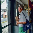 El transporte público representa un reto para los adultos mayores.