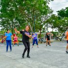 Ciudadanía aprovecha los parques para aprender y practicar Zumba.