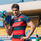 Agustín Della Corte da vida a Roque Pérez, el rugbier disciplinado y carismático de Olympo. En cada escena, su pasado deportivo real se refleja con naturalidad.