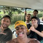 Lamine (c) conoció a Neymar (i) a quien señaló abiertamente como su referente.