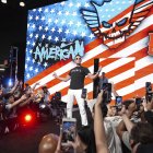 Tom Brady a su salida al escenario del Fanatics Fest al puro estilo WWE.