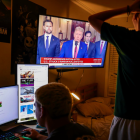 Varias personas observan la alocución del presidente de EE.UU., Donald Trump,el 22 de junio de 2025.