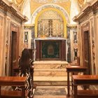 Estéfani Espín mientras ora en una de las capillas del Vaticano.