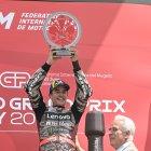 El piloto español levanta el trofeo que lo confirma como el de mejor rendimiento en la temporada.