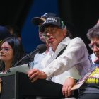 AME7727. MEDELLÍN (COLOMBIA), 21/06/2025.- Fotografía cedida por la Presidencia de Colombia de su mandatario Gustavo Petro, hablando durante un acto publico este sábado, en Medellín (Colombia). Petro afirmó que el ataque de Estados Unidos a tres instalaciones nucleares en Irán, anunciado por el mandatario de ese país, Donald Trump, "incendia" Oriente Medio. EFE/ Presidencia de Colombia /SOLO USO EDITORIAL NO VENTAS/SOLO DISPONIBLE PARA ILUSTRAR LA NOTICIA QUE ACOMPAÑA (CRÉDITO OBLIGATORIO)